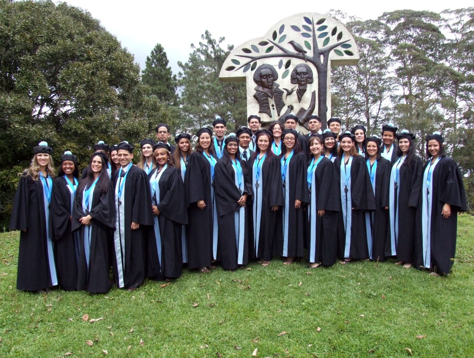 Graduandos del CEA durante su acto de grado