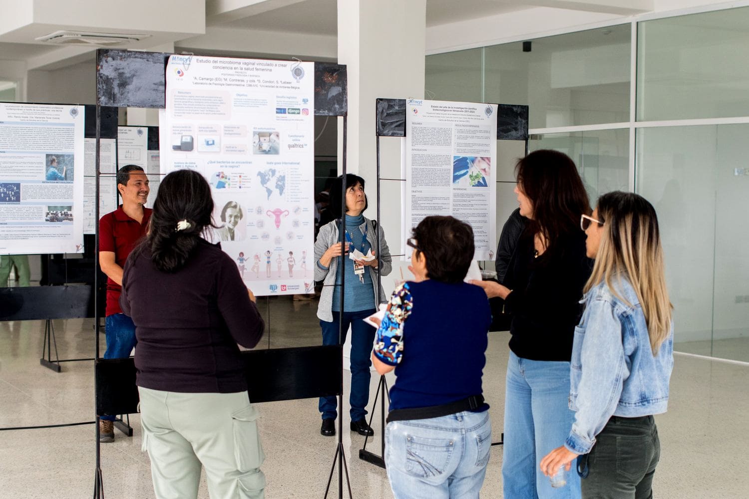 Estudiantes e investigadores durante una exposición de trabajos científicos