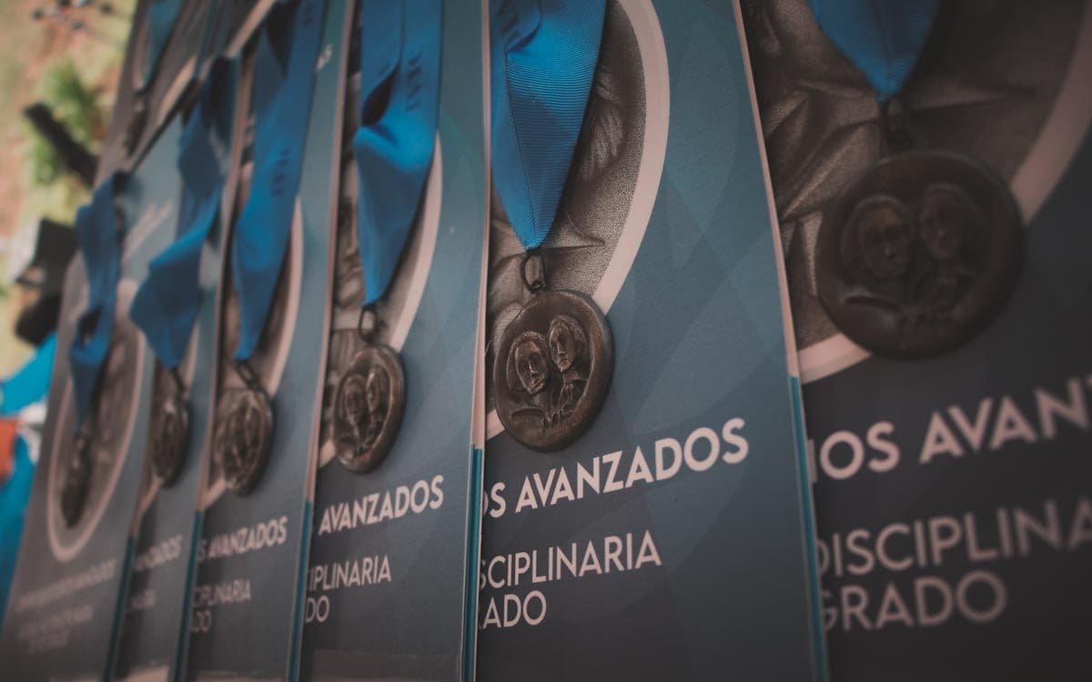 Medallas del IVIC con las cintas institucionales